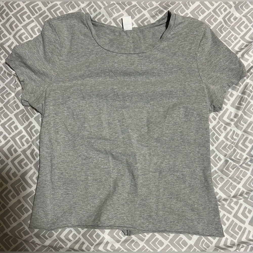 💰2/$10 Old Navy fitted Grey crewneck semi- half shirt- size M